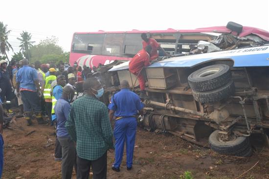 当地时间2021年4月7日，人们聚集在肯尼亚蒙巴萨至马林迪公路上的巴士相撞事故现场。当日，肯尼亚马林迪附近的公路上发生两辆巴士相撞事故，已造成至少15人死亡、14人受伤。